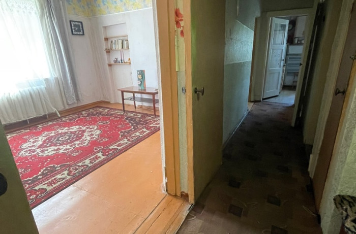 ✅ПРОДАЖА ТРЁХКОМНАТНОЙ КВАРТИРЫ В ЦЕНТРЕ ХАРЦЫЗСКА✅ - Месторасположение , город Харцызск , улица Склярова , дом 9 ( район магазина Рассвет , пару минут от площади ) - СТАЛИНКА - Комнат - 3 + ВЕРАНДА - Площадь - 64.9 м2 - К квартире идёт САРАЙ + ПОГРЕБ - Этаж - 1 - Этажность - 2 - В квартире есть две кладовые - Общее описание - рядом 2 школы, детский сад, до центральной площади пару минут , вся инфраструктура в доступе. Стеклопакеты , пластиковые трубы. Газовая колонка. Комнаты изолированы. 