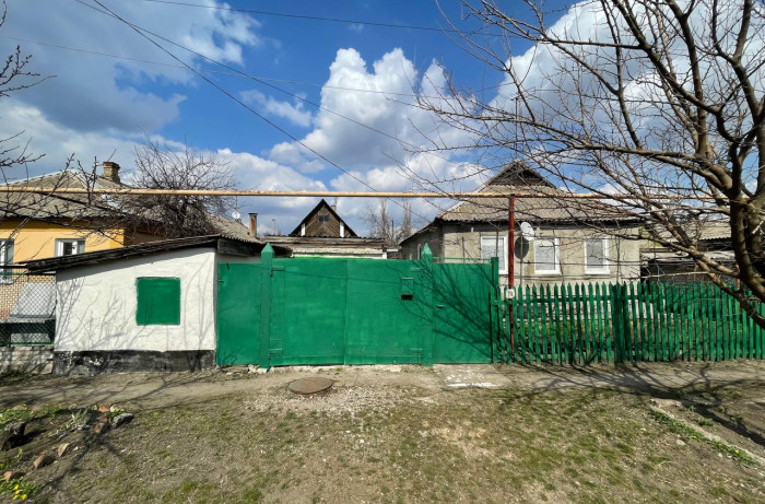 ✅ПРОДАЖА ДОМА В ХАРЦЫЗСКЕ✅ - Месторасположение г.Харцызск ( не далеко от Тоннеля ) - Продаётся дом + жилой флигель + гараж + угольник + колодец - Земля в собственности ❗ ( гос.акт )✅ - Общая площадь дома - 63.3 м2 - Земельный участок 643 м2 - Общее описание : Дом газифицирован , центральное водоснабжение и водоотведение , центральная канализация , электроэнергия 220В - Отопление водяное , двухконтурное на каждое строение , котёл газовый 2012 года установки. - Основной дом ремонт местами сделан 