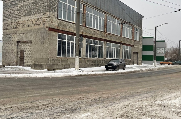 ✅ПРОДАЖА 2-х ЭТАЖНОГО ОБЪЕКТА В ЦЕНТРЕ✅ - Продажа двухэтажного здания ( магазин не продовольственных товаров ) - Месторасположение город Харцызск, пересечение улицы Краснознаменской с улицей Шалимова - Этажность - 2 - Общая площадь 830 - м2 - Объект находится на центральной улице Харцызска , рядом автовокзал , рынок , всё в общем доступе , самая проездная улица ( ходит весь общественный транспорт ) рядом остановки ! - Крыша односкатная , метало-профиль , канализация , возможность запитки здания 380 В 