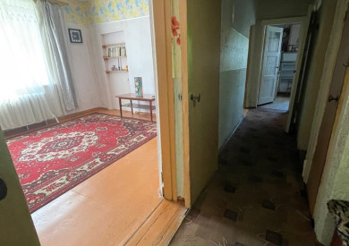 ✅ПРОДАЖА ТРЁХКОМНАТНОЙ КВАРТИРЫ В ЦЕНТРЕ ХАРЦЫЗСКА✅ - Месторасположение , город Харцызск , улица Склярова , дом 9 ( район магазина Рассвет , пару минут от площади ) - СТАЛИНКА - Комнат - 3 + ВЕРАНДА - Площадь - 64.9 м2 - К квартире идёт САРАЙ + ПОГРЕБ - Этаж - 1 - Этажность - 2 - В квартире есть две кладовые - Общее описание - рядом 2 школы, детский сад, до центральной площади пару минут , вся инфраструктура в доступе. Стеклопакеты , пластиковые трубы. Газовая колонка. Комнаты изолированы. 