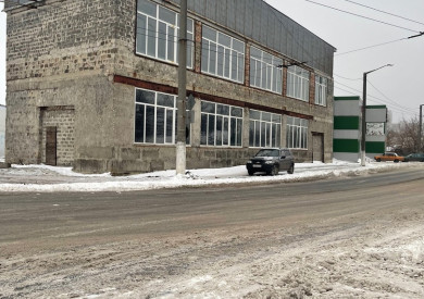 ✅ПРОДАЖА 2-х ЭТАЖНОГО ОБЪЕКТА В ЦЕНТРЕ✅ - Продажа двухэтажного здания ( магазин не продовольственных товаров ) - Месторасположение город Харцызск, пересечение улицы Краснознаменской с улицей Шалимова - Этажность - 2 - Общая площадь 830 - м2 - Объект находится на центральной улице Харцызска , рядом автовокзал , рынок , всё в общем доступе , самая проездная улица ( ходит весь общественный транспорт ) рядом остановки ! - Крыша односкатная , метало-профиль , канализация , возможность запитки здания 380 В 